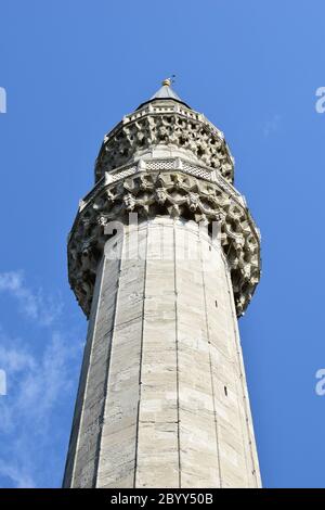 Minarett der Suleymaniye Moschee (erbaut im 16. Jahrhundert) in Istanbul, Türkei. Ein wichtiges Beispiel osmanischer Architektur. Stockfoto