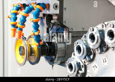 Bearbeitungszentrum Ausrüstung mit Werkzeugen Stockfoto