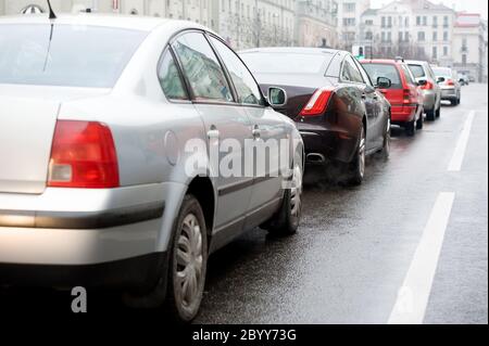 Autoverkehr während der Hauptverkehrszeit Stockfoto