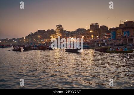 Die Ganga Aarti wird jeden Abend in Dashashwamedh Ghat am Ufer des Heiligen Flusses Ganga in Varanasi, Indien durchgeführt Stockfoto