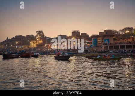 Die Ganga Aarti wird jeden Abend in Dashashwamedh Ghat am Ufer des Heiligen Flusses Ganga in Varanasi, Indien durchgeführt Stockfoto