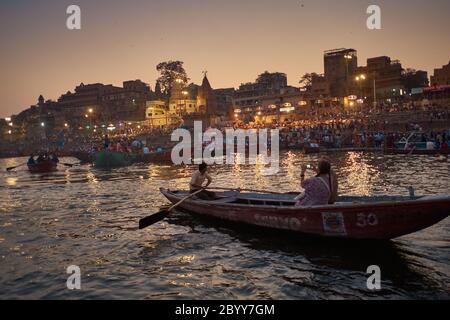 Die Ganga Aarti wird jeden Abend in Dashashwamedh Ghat am Ufer des Heiligen Flusses Ganga in Varanasi, Indien durchgeführt Stockfoto