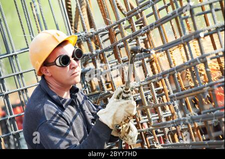 Bauarbeiter mit Brennschneidanlagen Stockfoto