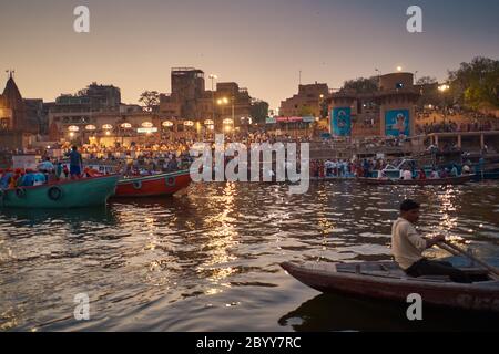 Die Ganga Aarti wird jeden Abend in Dashashwamedh Ghat am Ufer des Heiligen Flusses Ganga in Varanasi, Indien durchgeführt Stockfoto