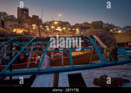 Die Ganga Aarti wird jeden Abend in Dashashwamedh Ghat am Ufer des Heiligen Flusses Ganga in Varanasi, Indien durchgeführt Stockfoto