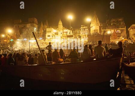 Die Ganga Aarti wird jeden Abend in Dashashwamedh Ghat am Ufer des Heiligen Flusses Ganga in Varanasi, Indien durchgeführt Stockfoto