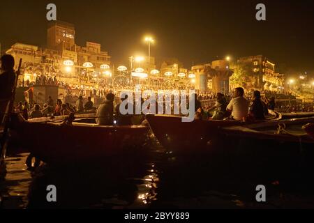 Die Ganga Aarti wird jeden Abend in Dashashwamedh Ghat am Ufer des Heiligen Flusses Ganga in Varanasi, Indien durchgeführt Stockfoto