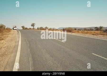 Die Autobahn anear Chakiya, nicht weit von Varanasi in Uttar Pradesh, Indien. Die Landstraßen in Indien haben sich so stark verbessert. Stockfoto