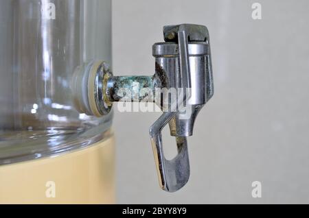 Verchromte Korrosion des Trinkwasserhahnes Stockfoto
