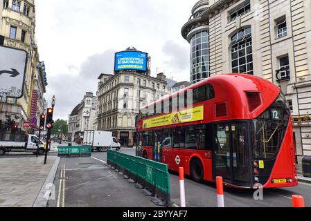 London, Großbritannien. Juni 2020. An Piccadilly werden temporäre Barrieren installiert, um Straßenräume für die zu erwartende Zunahme der Menschen zu schaffen, die zur Arbeit gehen, und um ihnen soziale Distanzen zu ermöglichen. Quelle: SOPA Images Limited/Alamy Live News Stockfoto