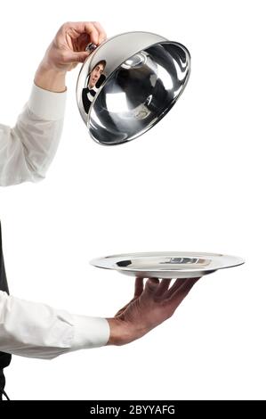 Hände von Kellner mit Deckel Cloche Abdeckung Stockfoto