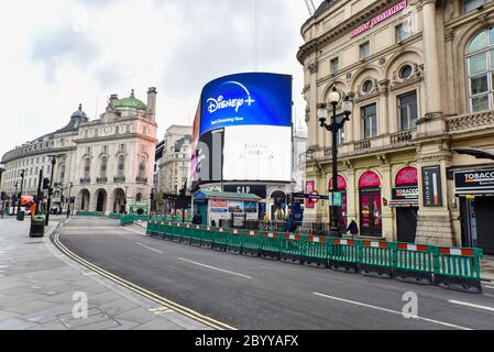 London, Großbritannien. Juni 2020. An Piccadilly werden temporäre Barrieren installiert, um Straßenräume für die zu erwartende Zunahme der Menschen zu schaffen, die zur Arbeit gehen, und um ihnen soziale Distanzen zu ermöglichen. Quelle: SOPA Images Limited/Alamy Live News Stockfoto