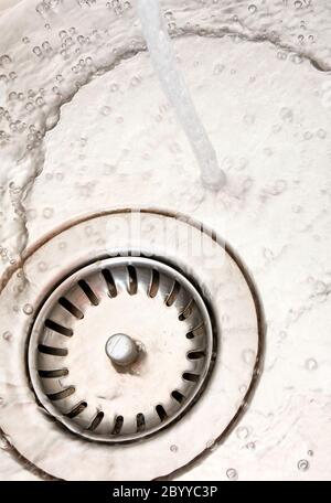 Küchenspüle mit fließendem Wasser Stockfoto