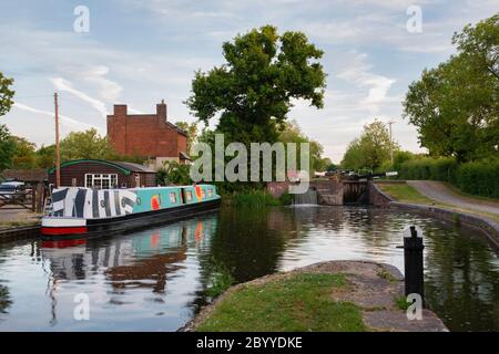 Farbenfrohe Schmalboot auf dem Stratford-upon-Avon-Kanal am frühen Morgen. Lapworth, Warwickshire, England Stockfoto