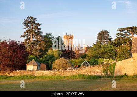 Combe Dorf mit St. Laurence Kirchturm in den frühen Morgenstunden bei Sonnenaufgang. Combe, Oxfordshire, England Stockfoto