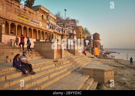 Am frühen Morgen auf Riva Ghat in Varanasi, Indien. Der Ganges gilt als ein sehr heiliger Fluss und seine Ufer in Varanasi gelten als spirituelle... Stockfoto