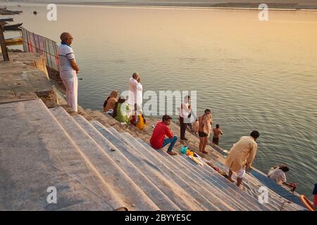 Am frühen Morgen Rituale auf Riva Ghat in Varanasi, Indien. Morgengebete werden bei Sonnenaufgang zum Heiligen Fluss Ganga angeboten Stockfoto