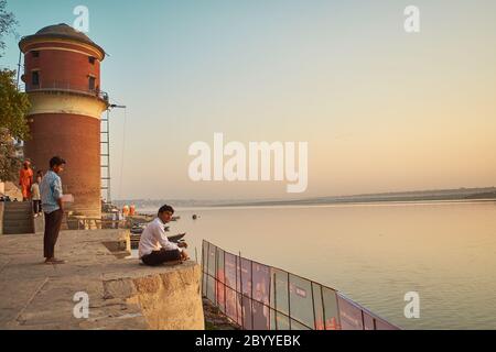 Am frühen Morgen in der Nähe des Wasserturms der Benaras Municipal Corporation, in der Nähe von Riva Ghat in Varanasi Stockfoto