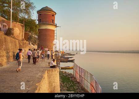 Am frühen Morgen in der Nähe des Wasserturms der Benaras Municipal Corporation, in der Nähe von Riva Ghat in Varanasi Stockfoto