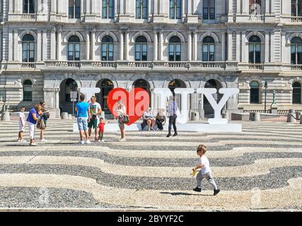 Albany, NY, USA - 7. September 2019: Ich liebe NY-Symbole vor dem New Yorker Staatskapitol. Das New York State Capitol, Sitz der New York St. Stockfoto