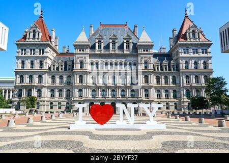 Albany, NY, USA - 7. September 2019: Ich liebe NY-Symbole vor dem New Yorker Staatskapitol. Das New York State Capitol, Sitz der New York St. Stockfoto