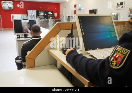 Wittlich, Deutschland. Juni 2020. Ein Gefangener spricht mit seinen Verwandten per Videotelefon. Das vollständige Verbot von Häftlingsbesuchen in Rheinland-Pfalz ist aufgehoben - die Gefängnisse tappen sich in der Corona-Krise auf den Weg zu einer neuen Normalität. (An dpa: 'Wieder Gottesdienste und Friseure hinter Gittern') Quelle: Thomas Frey/dpa/Alamy Live News Stockfoto