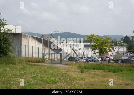 Wittlich, Deutschland. Juni 2020. Hohe Mauern umgeben das neue Gefängnisgebäude. Das vollständige Verbot von Häftlingsbesuchen in Rheinland-Pfalz ist aufgehoben - die Gefängnisse tappen sich in der Corona-Krise auf den Weg zu einer neuen Normalität. Quelle: Thomas Frey/dpa/Alamy Live News Stockfoto