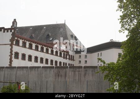 Wittlich, Deutschland. Juni 2020. Der derzeit ungenutzte alte Flügel des Gefängnisses. Das vollständige Verbot von Häftlingsbesuchen in Rheinland-Pfalz ist aufgehoben - die Gefängnisse tappen sich in der Corona-Krise auf den Weg zu einer neuen Normalität. Quelle: Thomas Frey/dpa/Alamy Live News Stockfoto