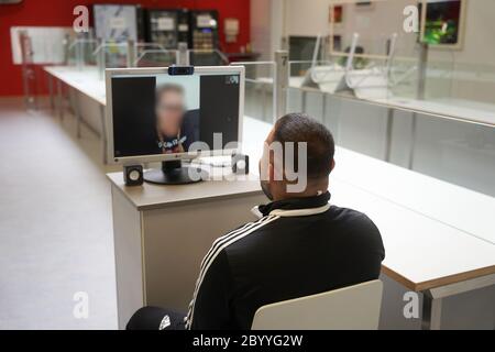 Wittlich, Deutschland. Juni 2020. Ein Gefangener spricht mit seinen Verwandten per Videotelefon. Das vollständige Verbot von Häftlingsbesuchen in Rheinland-Pfalz ist aufgehoben - die Gefängnisse tappen sich in der Corona-Krise auf den Weg zu einer neuen Normalität. Quelle: Thomas Frey/dpa/Alamy Live News Stockfoto