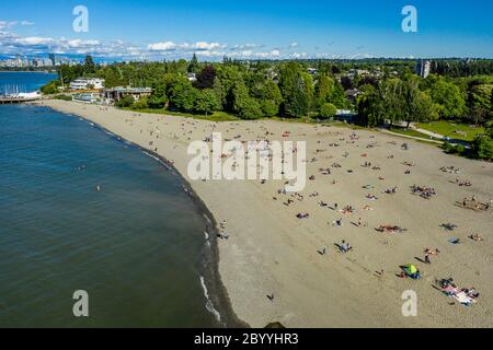 VANCOUVER, KANADA - 7. JUNI 2020: Menschenmassen treffen sich an einem Strand nach sozialen Distanzierungsregeln, nachdem Einschränkungen von der COVID-19 Pandemie abmildern Stockfoto