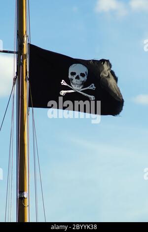 Flagge eines Piratenschädels und Kreuzknochen. Stockfoto