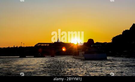 Ein goldener Sonnenuntergang über der wunderschönen Skyline von Paris. Stockfoto
