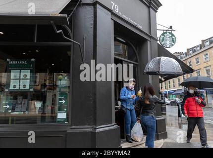 London, Großbritannien. Juni 2020. Gäste kaufen Kaffee in einem Starbucks-Shop, der am 10. Juni 2020 in London, Großbritannien, für Mitnahme eröffnet wurde. Einige Coffee Shops in Großbritannien haben für Takeaways oder Lieferungen mit sozialen Distanzierungsregeln wieder geöffnet. Kredit: Han Yan/Xinhua/Alamy Live News Stockfoto