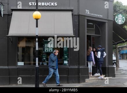 London, Großbritannien. Juni 2020. Gäste kaufen Kaffee in einem Starbucks-Shop, der am 10. Juni 2020 in London, Großbritannien, für Mitnahme eröffnet wurde. Einige Coffee Shops in Großbritannien haben für Takeaways oder Lieferungen mit sozialen Distanzierungsregeln wieder geöffnet. Kredit: Han Yan/Xinhua/Alamy Live News Stockfoto