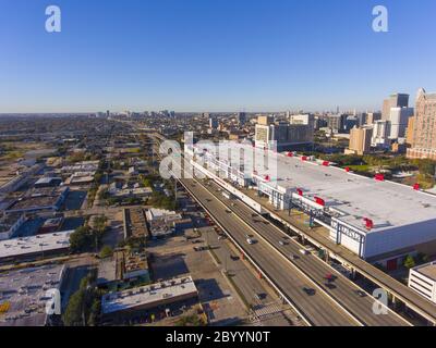 Houston City Luftbild einschließlich George Brown Convention Center neben der Interstate Highway 69 in der Innenstadt von Houston, Texas, USA. Stockfoto