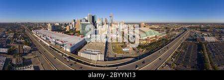 Houston Moderne Stadt Panorama Luftaufnahme einschließlich George Brown Convention Center, Marriott Marquis Houston und Minute Maid Park auf der Interstate Highway Stockfoto