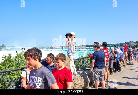 NIAGARA FALLS, Kanada - 25. JULI 2019: Leute, die selfie über Niagara Falls an einem schönen, sonnigen Tag. Kanadische anzeigen. Niagara Falls sind drei Stockfoto