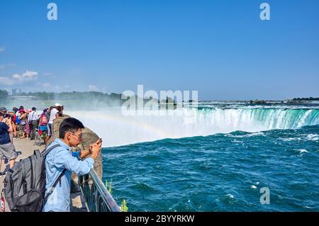 NIAGARA FALLS, Kanada - 25. JULI 2019: Leute, die selfie über Niagara Falls an einem schönen, sonnigen Tag. Kanadische anzeigen. Niagara Falls sind drei Stockfoto