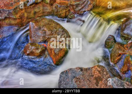 Creek Rock, Stromschnellen und Wasserfall im HDR High Dynamic Range Stockfoto