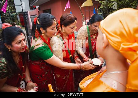 kathmandu, Nepal - Juni Juli 6,2019: Nepalesische Frauen während der religiösen Zeremonie Bratabandha in Kathmandu Stockfoto