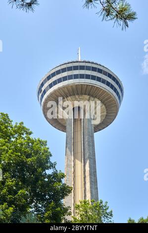 NIAGARA FALLS, Kanada - 25. JULI 2019: Skylon Tower auf Sommertag an den Niagara Fällen, an. Der Skylon Tower ist ein Aussichtsturm mit herrlichem Ausblick Stockfoto