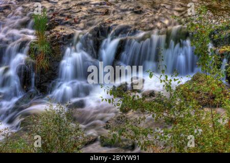 Farbenfrohe Wasserfälle in HDR Stockfoto