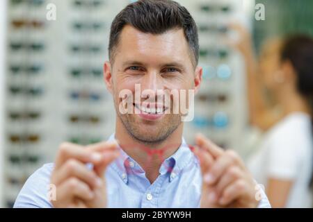 Schöner Mann in den 40er Jahren lächelnd Stockfoto