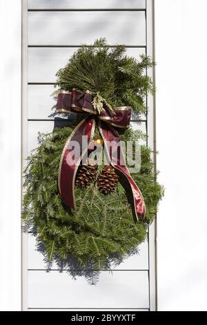 Weihnachtskranz hängt am Haus Stockfoto