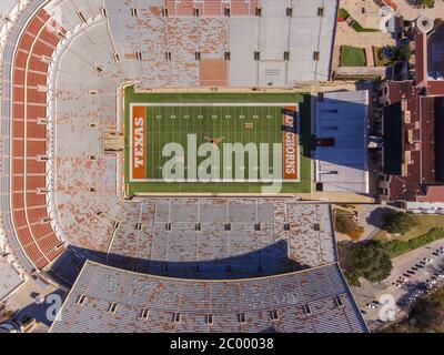 Luftaufnahme des Darrell K Royal–Texas Memorial Stadium in der University of Texas at Austin in Austin, Texas, USA. Es ist die Heimat der Longhorns Fußball Stockfoto