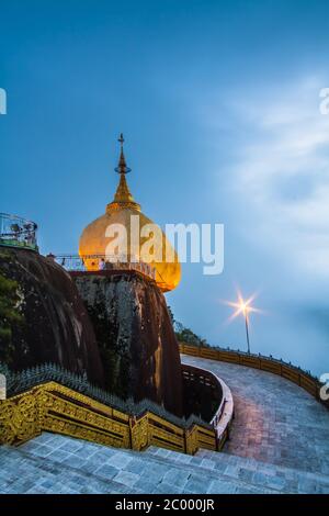 Goldener Felsen, Kyaikhtiyo Pagode, Myanmar.Sie sind p Stockfoto