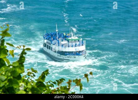 Niagara Falls, Kanada - 27. Juli 2019: Wunderschöne Niagara Falls und blaues amerikanisches Boot im Sommer an einem klaren sonnigen Tag, Blick von der kanadischen Seite. Niagara Stockfoto