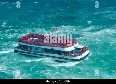 Niagara Falls, Kanada - 27. Juli 2019: Wunderschöne Niagara Falls und rotes kanadisches Boot im Sommer an einem klaren sonnigen Tag, Blick von der kanadischen Seite. Niagara Stockfoto