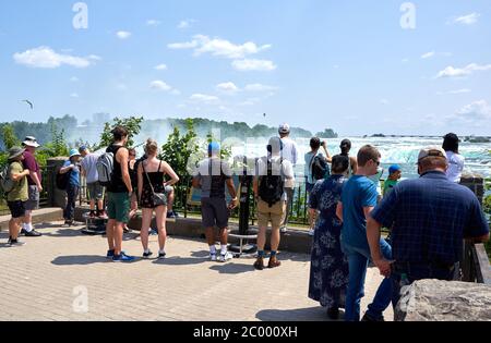 Niagara Falls, Kanada - Juli 27, Menschen machen Selfie über den Niagara Falls an einem schönen klaren sonnigen Tag. Kanadische Ansicht. Niagara Falls sind drei Wasserfälle Stockfoto