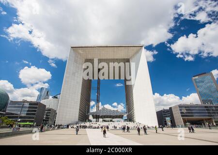 PARIS - MAI 15: Touristen, die am 15 2014. Mai in Paris auf dem zentralen Platz von La Defense, einem wichtigen Geschäftsviertel von Paris, spazieren gehen Stockfoto